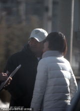 组图：尤勇携娇妻低调办签证 有意国外过春节