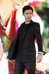 组图：《古剑》发布会杨幂教李易峰微笑