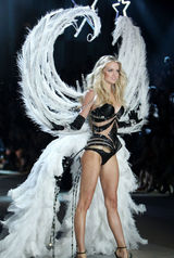 高清图：众超模走奢华内衣秀凸显骄人身材