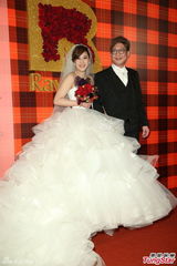 组图：黄小柔出嫁盼造人 穿低胸婚纱挽老公亮相