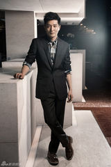 组图：郭京飞初春暖男街拍韩范儿十足