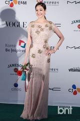 组图：韩孝珠玉泽演等众星亮相釜山电影节蓝毯