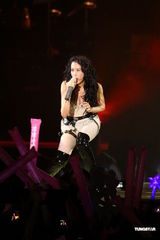 组图：莫文蔚提前穿白纱 卖性感与张亚东同台演出