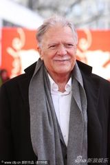 组图：里维斯亮相《肩并肩》首映 与摄影师显亲密