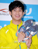 组图：韩国艺人金秀炫出席体育品牌签售活动