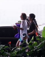 组图：郑钧接机浪漫送玫瑰 刘芸惊喜拥抱