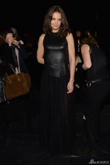 组图：前阿汤嫂精心妆扮赴秀场 皮裙展透视诱惑