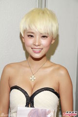 组图：罗彩玲爆乳亮相香港宣传写真集