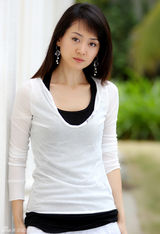 幻灯图：张定涵夏日写真 花红叶绿展青春气息