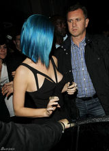 高清图：凯蒂-佩里现身伦敦 蓝发抢眼礼服别致