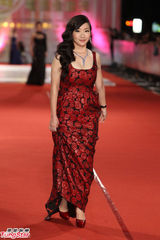 组图：陶晶莹亮相金钟红毯 红裙复古显富贵