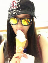 组图：孟瑶个性连拍秀可爱 超酷墨镜显潮范儿