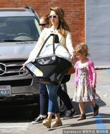 组图：杰西卡阿尔芭带两爱女学舞蹈 大女儿连换潮装