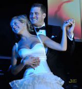 组图：麦可-布雷婚礼照曝光 亲友到场祝贺