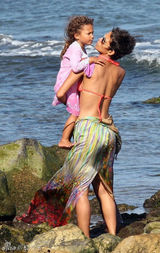 组图：哈利-贝瑞携女儿海边度假 遭偷袭险走光