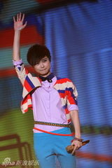 组图：李宇春深圳开唱High翻全场