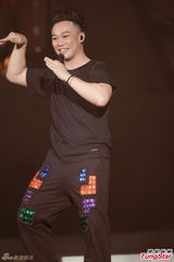 组图：陈奕迅演唱会化浓妆 搞怪献唱掀高潮