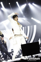 组图：东方神起北京开唱 献劲歌热舞现场变红海