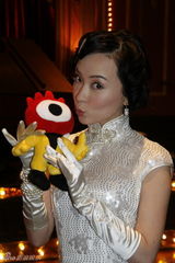 幻灯图：《精武风云》探班 舒淇演舞女甄子丹秀琴艺