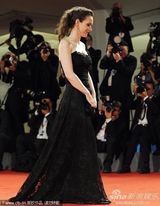 组图：《冰人》首映 薇诺娜-赖德黑裙衬白嫩美胸