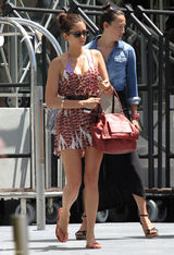 组图：妮娜-杜波夫街拍 吊带露背短裙清爽