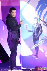 组图：古天乐捞金遭女模强摸 尴尬合影