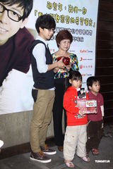 组图：22岁胡夏期待谈恋爱 献爱心助弱势儿童募款