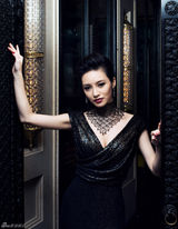 组图：顾璇曝杂志珠宝写真 典雅魅惑风情别样