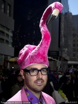 组图：复活节大胆装扮搞怪不停 胡茬男秒变gaga