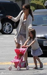 组图：苏瑞推小粉车上街 照看洋娃娃表情可爱