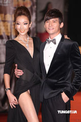 组图：金钟奖红毯温升豪黑色礼服儒雅亮相