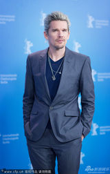 组图：《爱在午夜降临前》发布 伊桑朱丽耳语