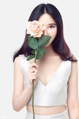 组图：熊乃瑾无暇美肌写真 清透白皙宛若瓷娃娃