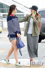 组图：Rainbow便装现身机场飞加拿大参加活动