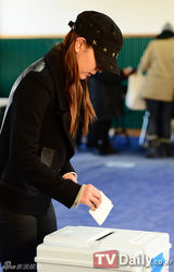 组图：众韩星积极参与总统票选 晒个性认证照