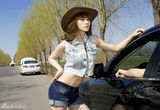 高清图：柳岩拍公路写真秀牛仔风情