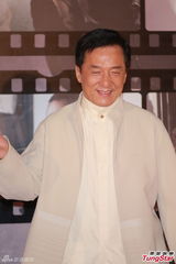 组图：成龙白衣亮相红毯 轻搂女伴小蛮腰