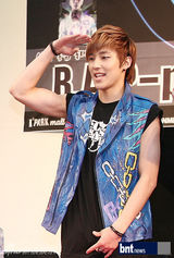 组图：韩男团B.A.P出席粉丝签名会