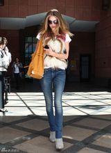 高清组图：变3女惠特莉玩混搭 裘皮背心配T恤