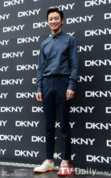 组图：少时Tiffany亮相时装展 宋茜高叉裙性感