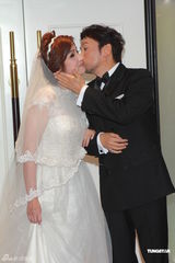 组图：《虾仔嗲哋》将演 贾思乐发布会吻戚美珍