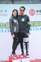 组图：阿Sa(蔡卓妍)否认陈伟霆送房 张敬轩为话剧露股