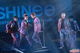 组图：韩国组合SHINee花衫开唱 台上劲歌热舞