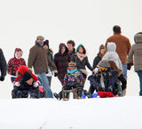 高清图：裘德-洛携三子度假 带爱女乘雪橇场面温馨