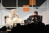 组图：Gaga顶拖把头成白发魔女 獠牙造型惊悚