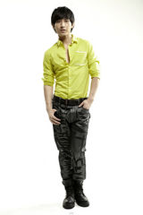 组图：成毅时尚大片曝光 玩酷绅士机车混搭风