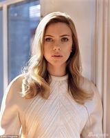 组图：斯嘉丽清新裸妆登封面 穿宽松衬衫秀美腿