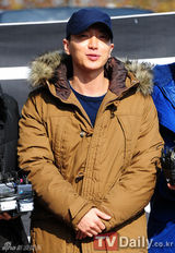 高清图：SJ队长利特入伍跪谢粉丝 成员集体送别