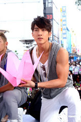 高清图：飞轮海为新专辑签唱 帅气亮相大秀肌肉