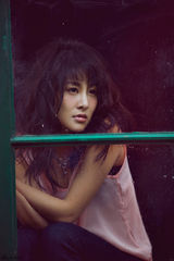 组图：贾青上演慵懒诱惑 尽显性感小女人魅力